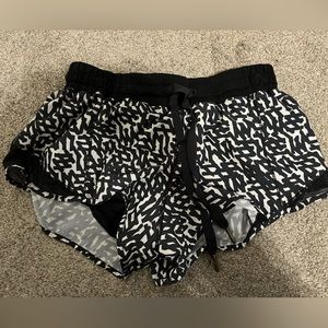 Lululemon Hotty Hot shorts 2.5” size 6